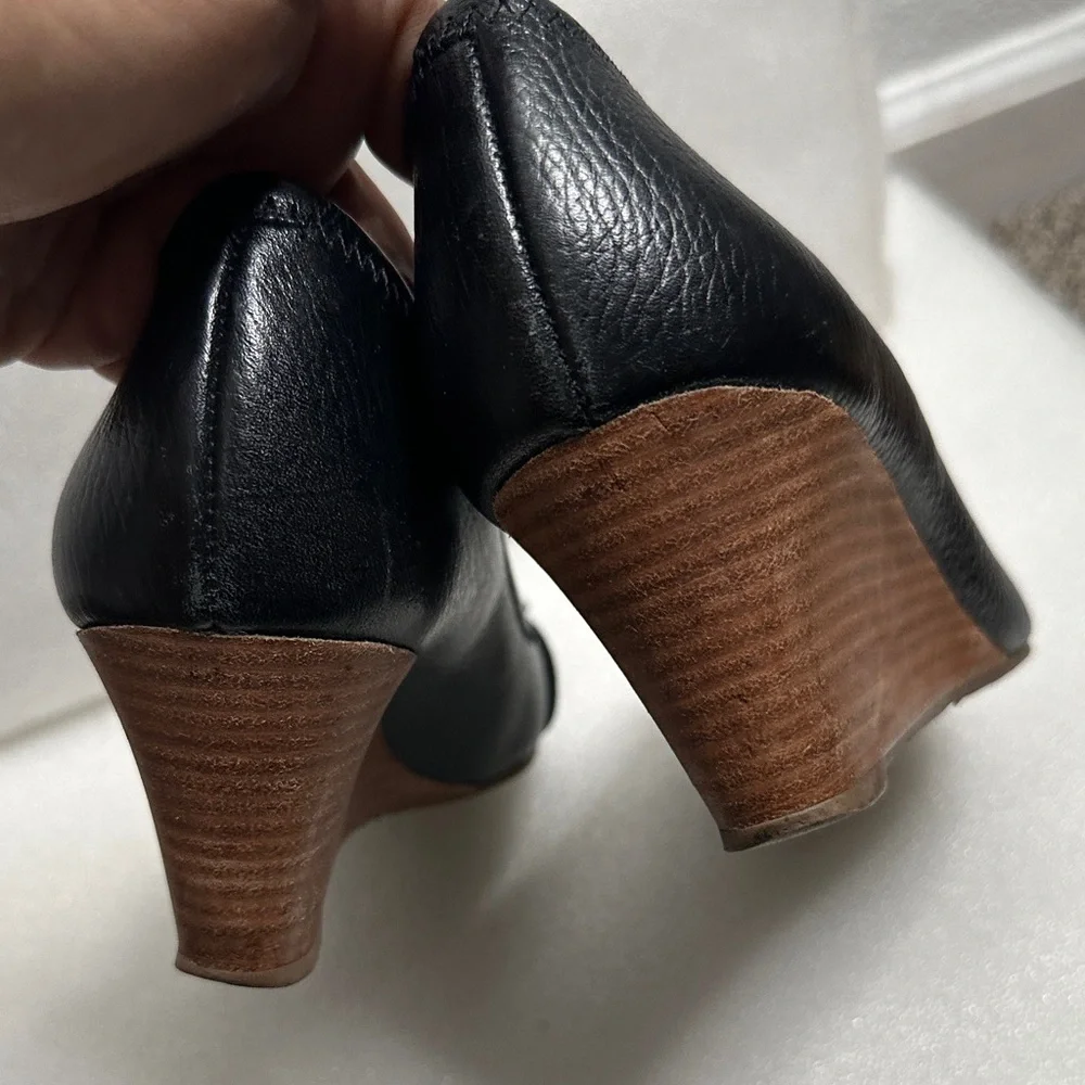 Tory Burch Black leather wedding with Gold Accent size 9